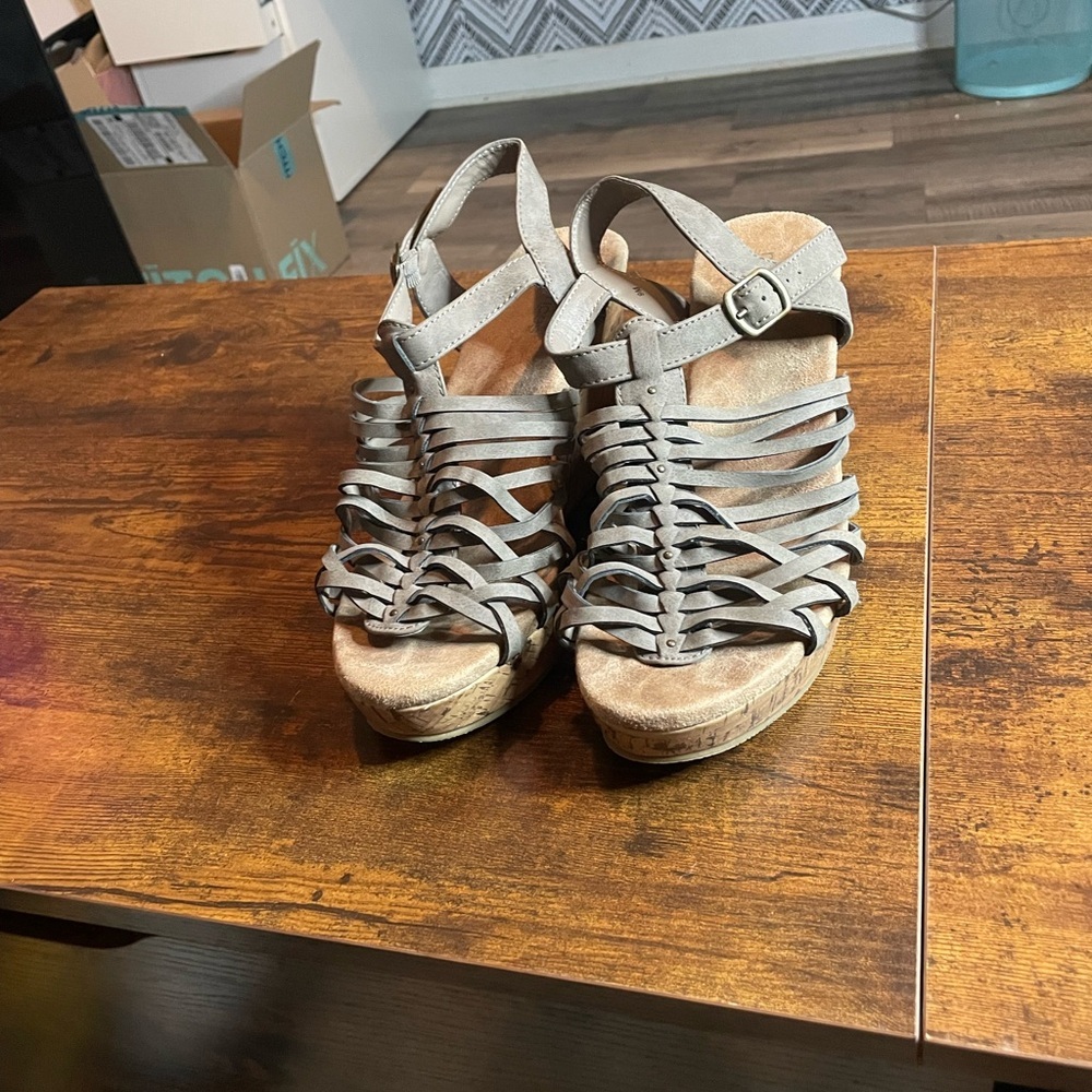 Women's Strappy Wedge Sandals - Picture 7 of 7